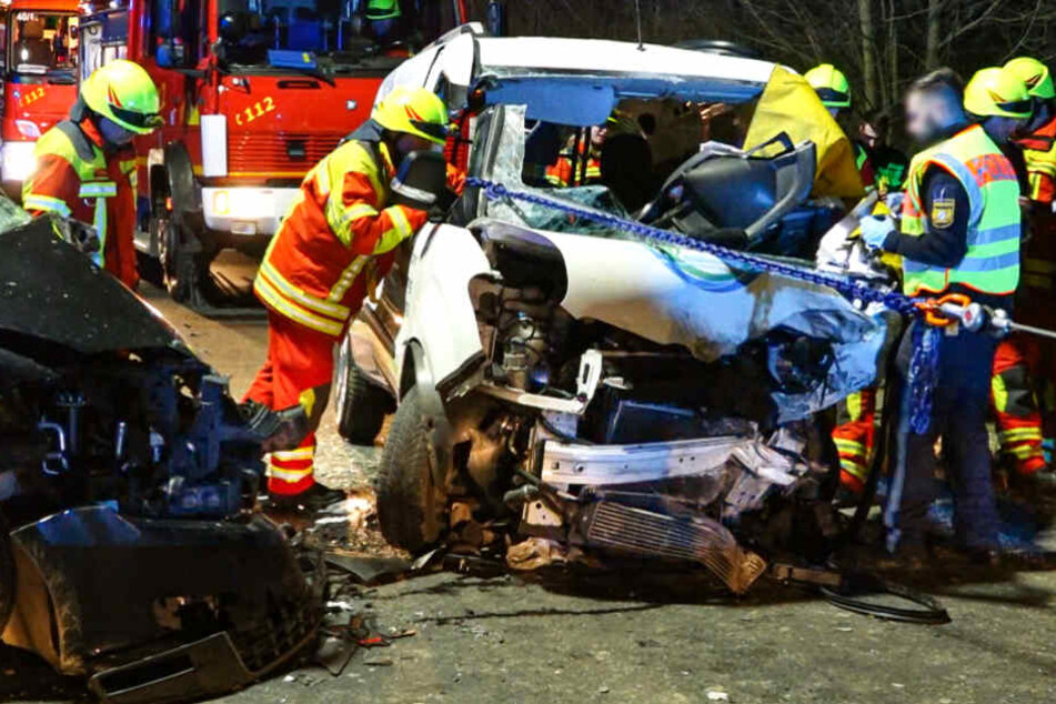 Der Fahrer des Fiat wurde in seinem Fahrzeug eingeklemmt.