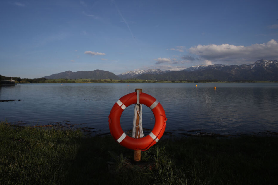 Siehst Du Dich selbst eher als ungeübten Schwimmer, ist es hilfreicher, dem Ertrinkenden etwas zum Festhalten zu reichen und Hilfe zu holen.