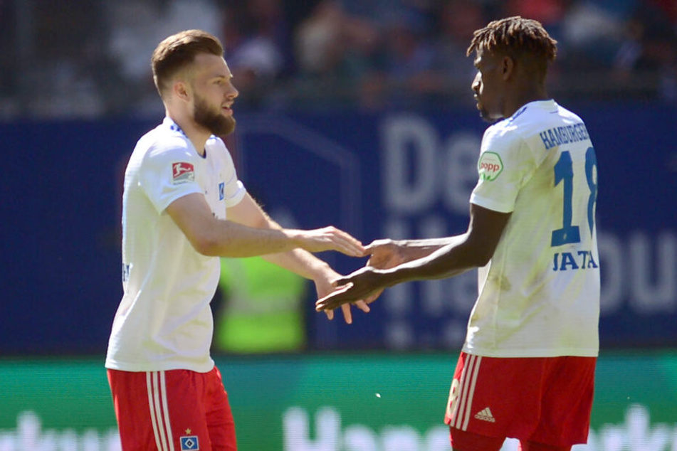 Manuel Wintzheimer freut sich mit Bakery Jatta über sein Tor.