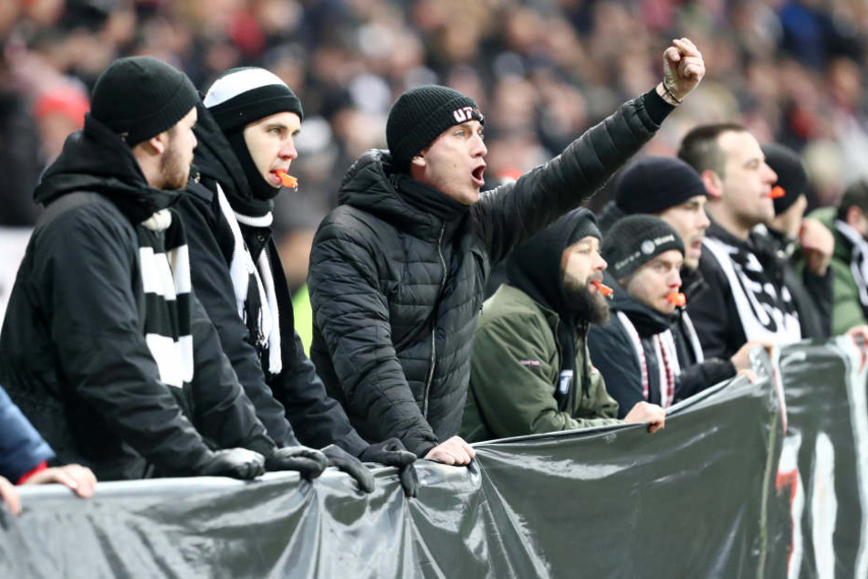 Hunderte Eintracht-Fans betraten kurz vor dem Anpfiff aus der Nordwestkurve kommend das Stadioninnere und positionierten sich hinter den Werbebanden.