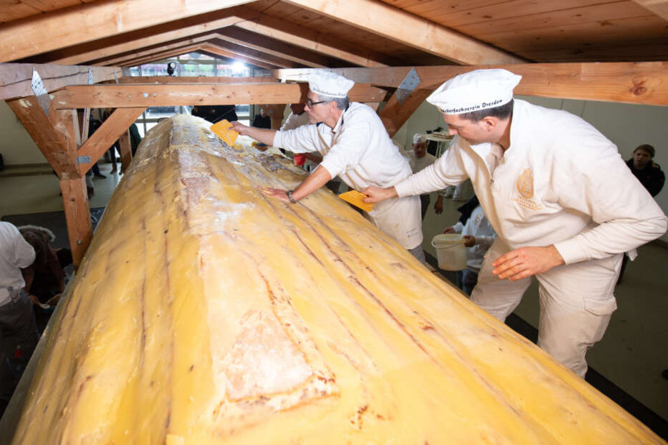 Bereits Anfang Dezember gab es erste Fotos von der Errichtung des leckeren Mega-Stollen.