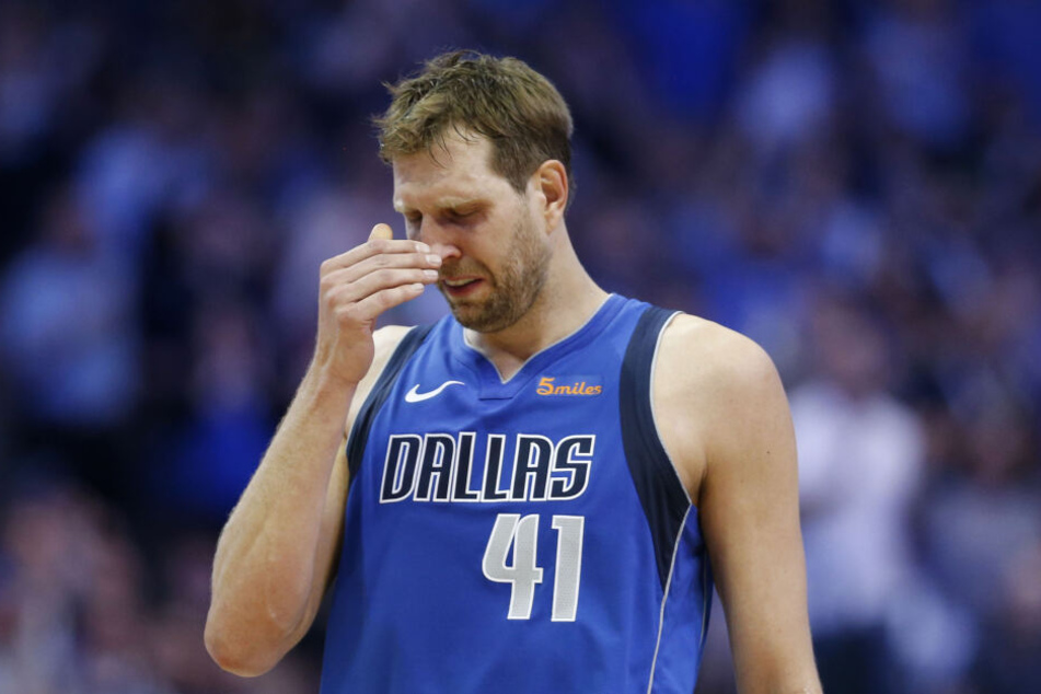 Dirk Nowitzki stehen nach dem Abspielen eines emotionalen Abschiedsvideos die Tränen in den Augen.