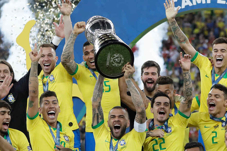 Kapitän Dani Alves reckt die Trophäe in den Nachthimmel von Rio.