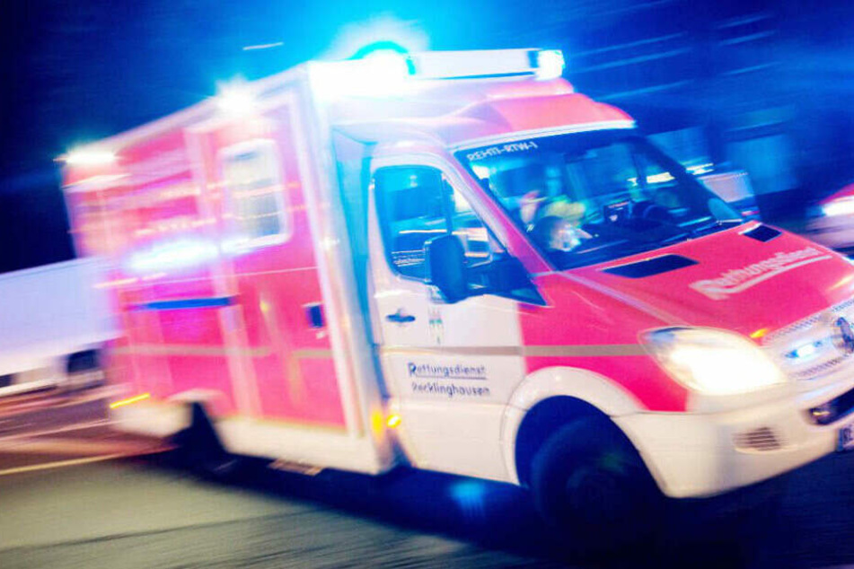 Die Frau wurde in einem Rettungswagen behandelt. (Symbolbild)