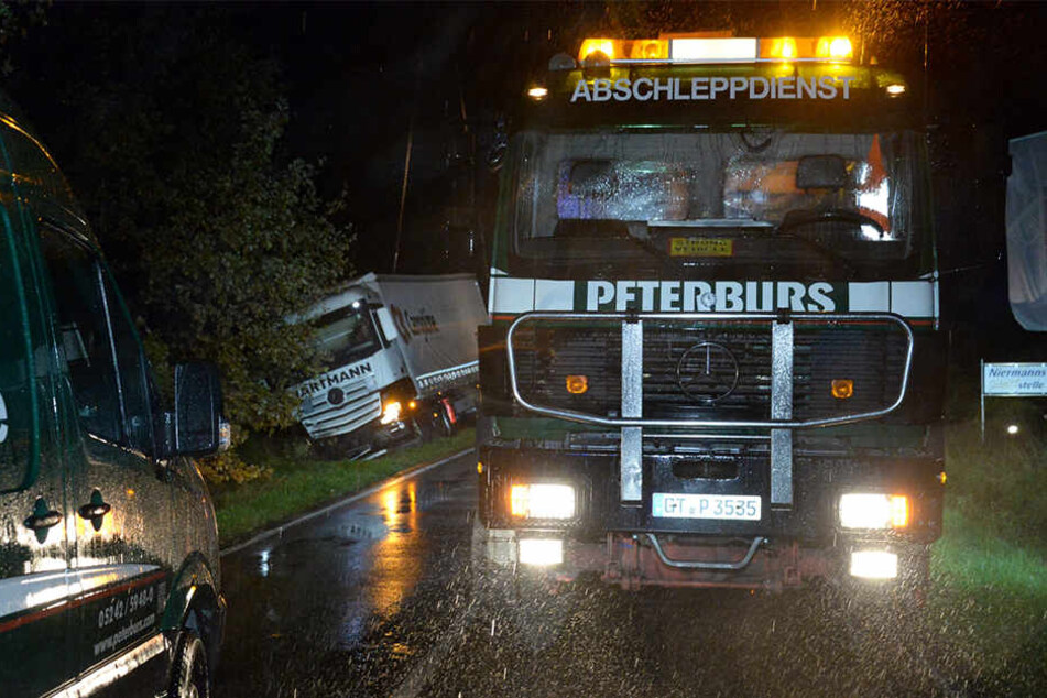 Der Lkw kam von der Straße ab und landete im Graben.