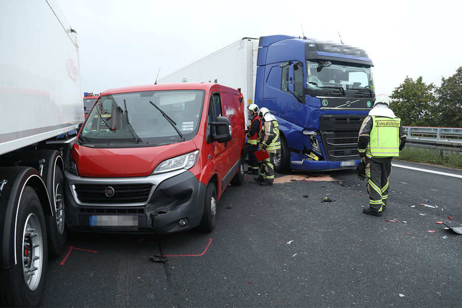 Auf der A4 krachte es zwischen zwei Lkw und einem Kleintransporter.