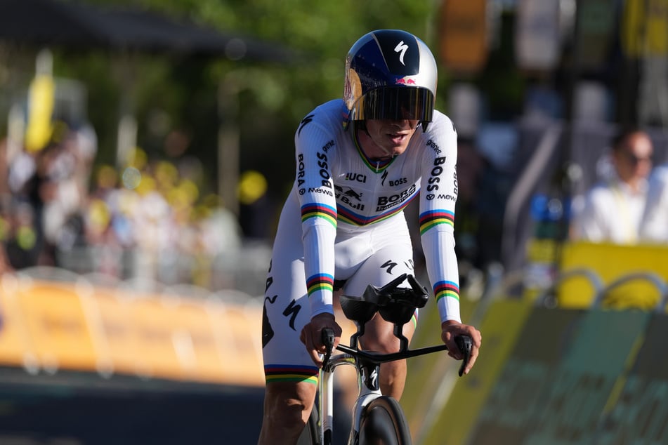 Remco Evenepoel (26) hätte die Kontrolleure wohl seinen Unmut über die nächtliche Störung spüren lassen.