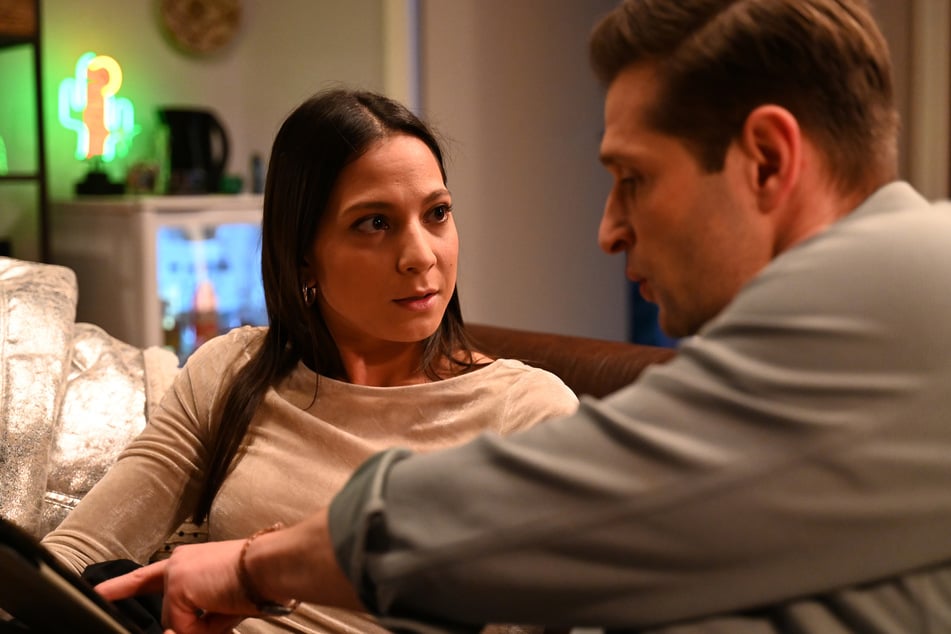 Deniz möchte, dass sich Charlie öffentlich von ihm distanziert, sonst könnte ihre Karriere vorbei sein.