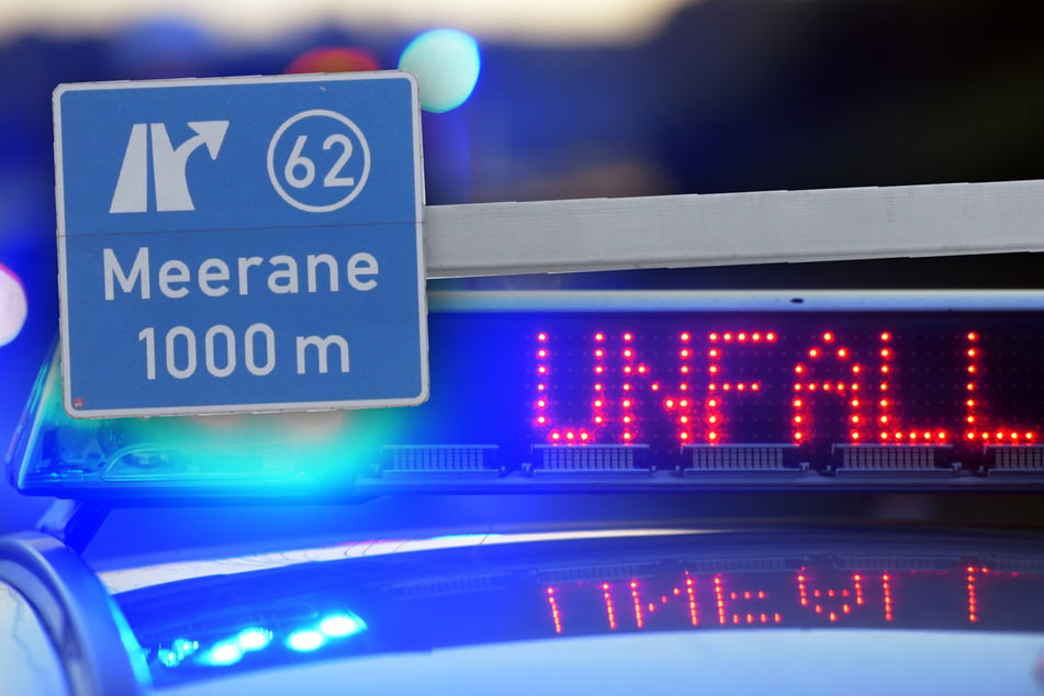 Unfall A4: Unfall auf A4: Frau will helfen und wird selbst schwer verletzt