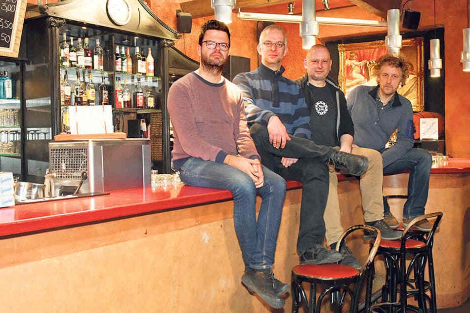 Johannes Gerstengarbe (36, "Wir gestalten Dresden"), TBA-Betreiber Christoph Töpfer (43), Steffen Kache (45, Distillery) und Stadtrat Torsten Schulze (49, v.l.) kämpfen für das Ende der Sperrstunde.