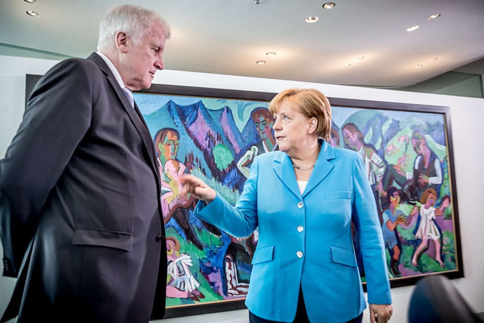 Angespannte Stimmung: Bundeskanzlerin Angela Merkel (CDU) spricht mit Horst Seehofer (CSU), Bundesminister für Inneres, Heimat und Bau,
