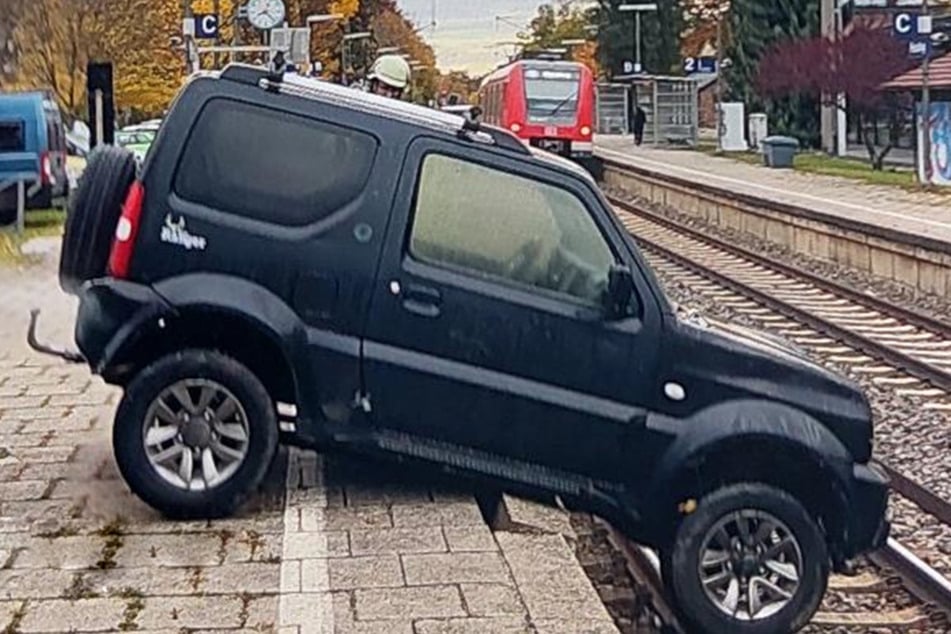 Hängt am Bahnhof rum: Der kleine Geländewagen ist in eine missliche Lage geraten.