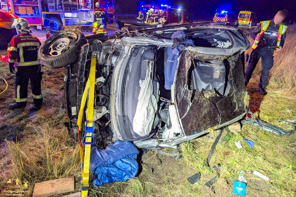 Der Mercedes des 56-Jährigen wurde völlig zerstört, er selber darunter eingeklemmt.