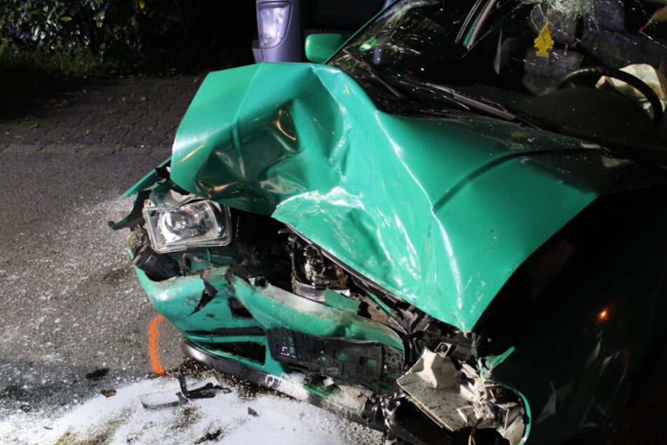 Der VW Polo wurde bei dem Unfall auf Höhe der Motorhaube komplett zerstört.