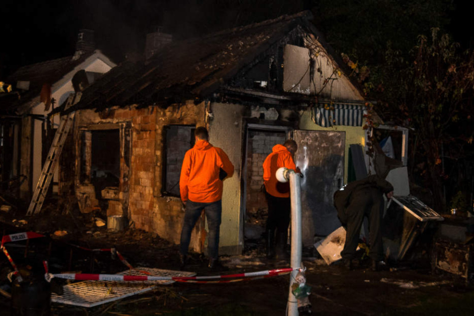 Die Kriminalpolizei fing nach dem Feuer mit dem Ermitteln an.