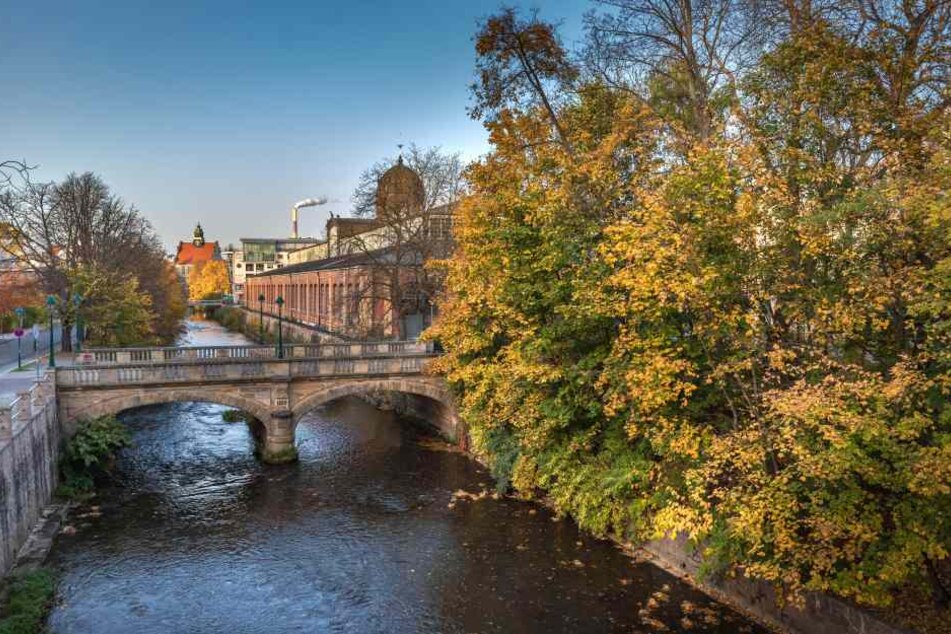 Der Unbekannte folgte der Frau in der Nähe der Bierbrücke in Chemnitz. (Archivbild)