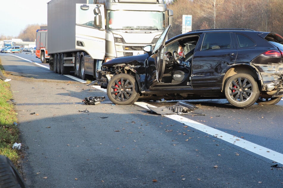 Unfall A7: A7 nach Unfall gesperrt: Fahrzeug kracht in Porsche