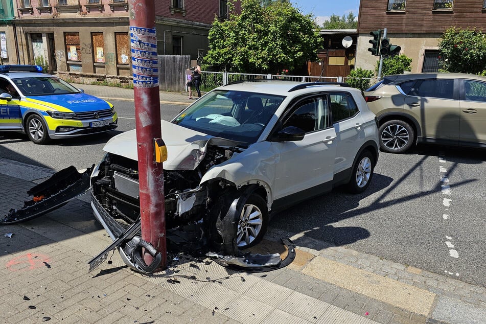 Ein Skoda krachte am Sonntagmittag in Chemnitz gegen eine Ampel.