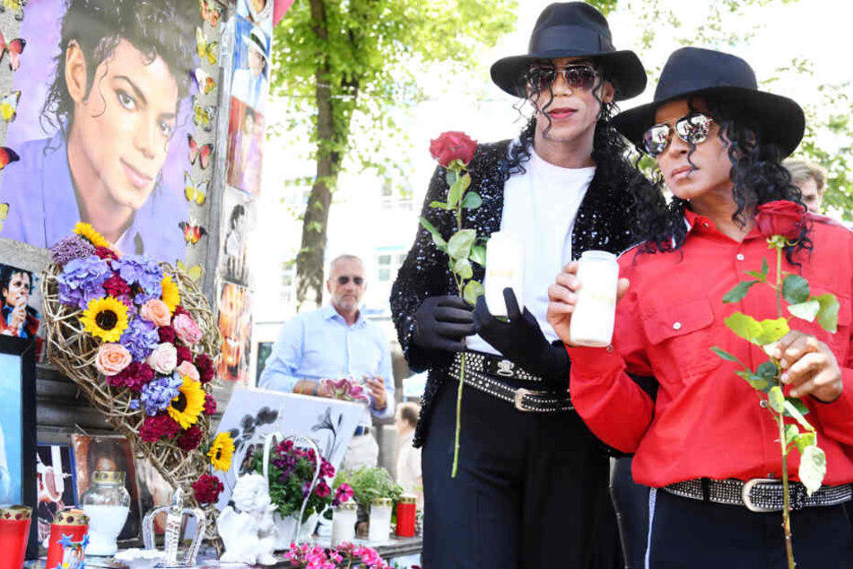 Einen Tag vor dessen zehnten Todestag haben Fans des "Kings of Pop" an ihr Idol erinnert.