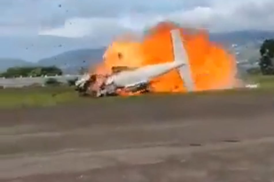 El avión se estrella poco después del despegue y explota: dos muertos