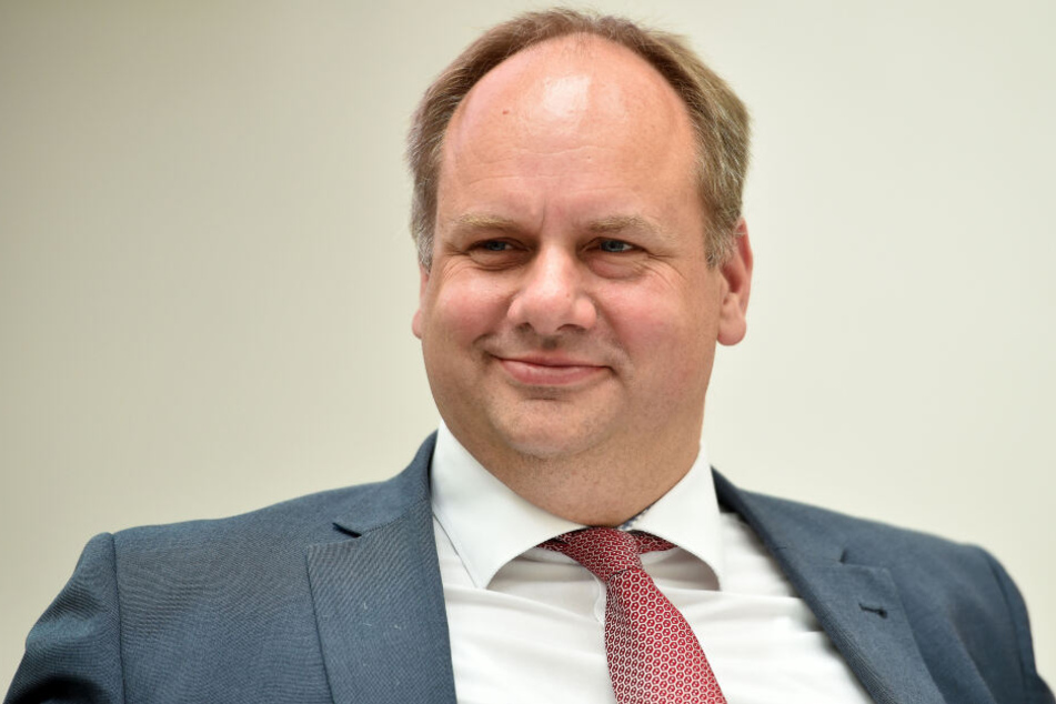 Dirk Hilbert (47, FDP)