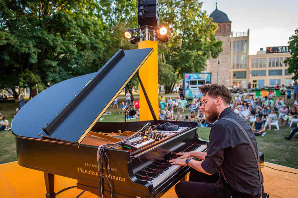 Der Parksommer, bei dem auch Pianist Clemens C. Pötzsch (F.) auftrat, lockte dieses Jahr 18.000 Besucher an.