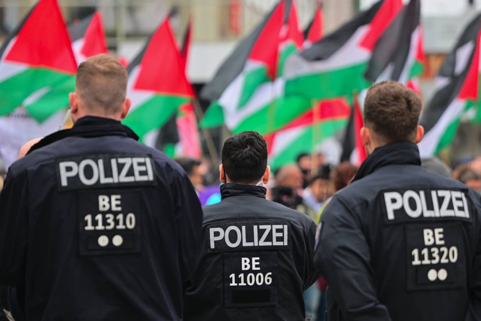 Die Sitzblockade musste von den Einsatzkräften aufgelöst werden. (Symbolfoto)