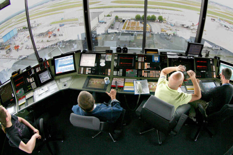 Die Software gibt den Fluglotsen wichtige Daten wie beispielsweise den Flugzeugtyp, die Strecke oder die Überflugzeit durch.