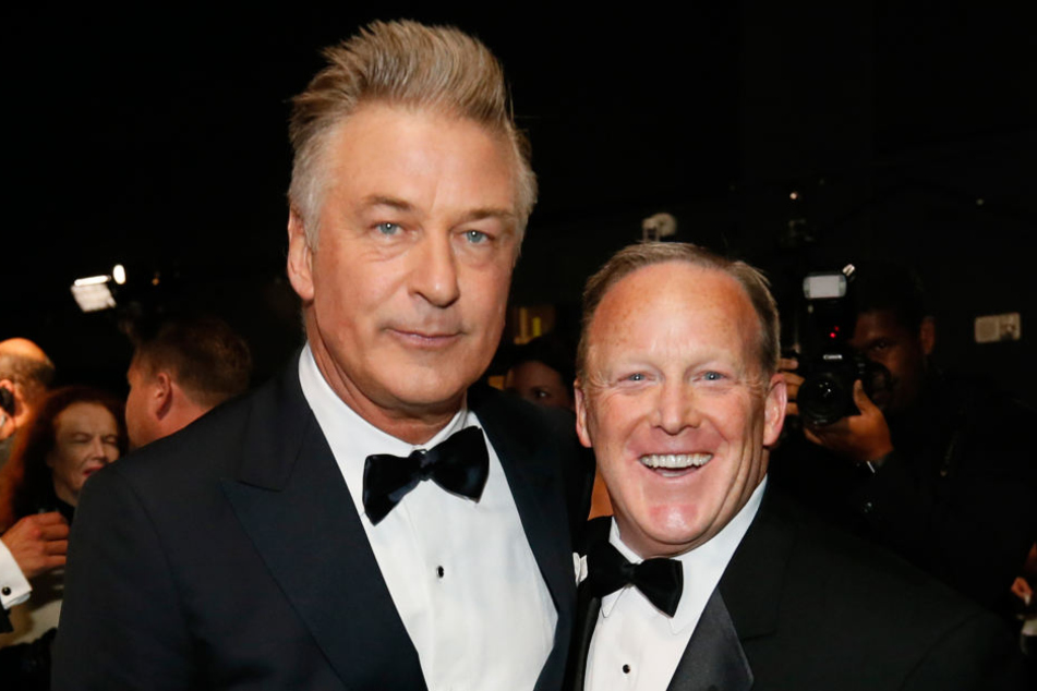Hier strahlt er mit Alec Baldwin (59) in die Kameras: Aber hat sich Donald Trumps (71) Ex-Pressesprecher Sean Spicer (45) etwa zuvor auf dem roten Teppich übergeben?