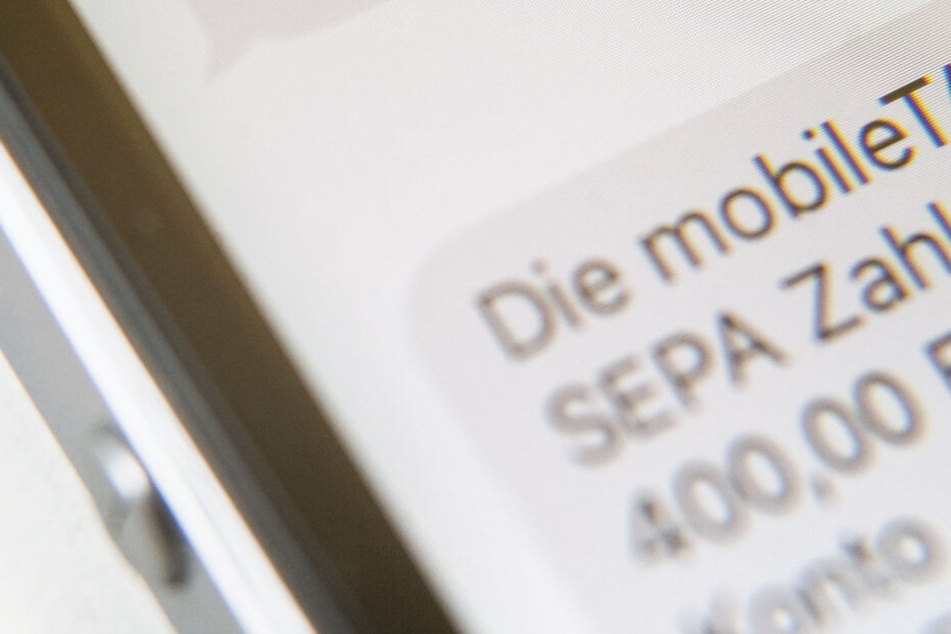 Eine SMS, in der eine sogenannte "mobileTAN" zur Verifikation von Banküberweisungen angezeigt wird