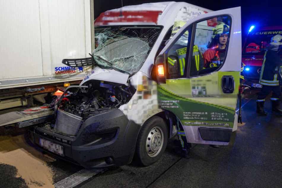 Transporter rast auf A4 unter Lkw: Komplette Familie wird verletzt