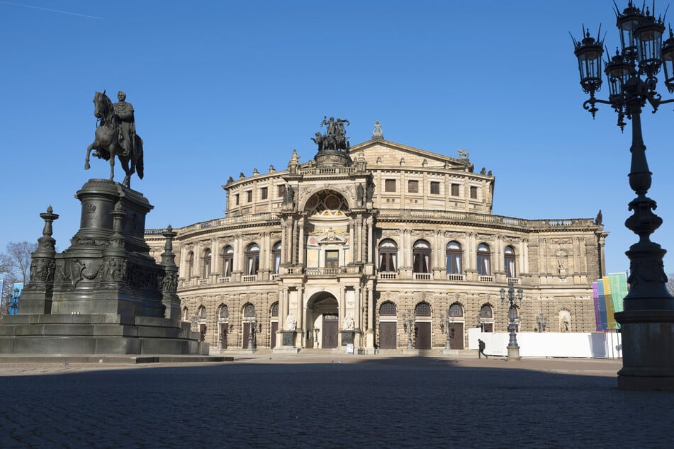 Am Sonntag könnt Ihr bei der Dresdner Semperoper mal hinter die Kulissen schauen.