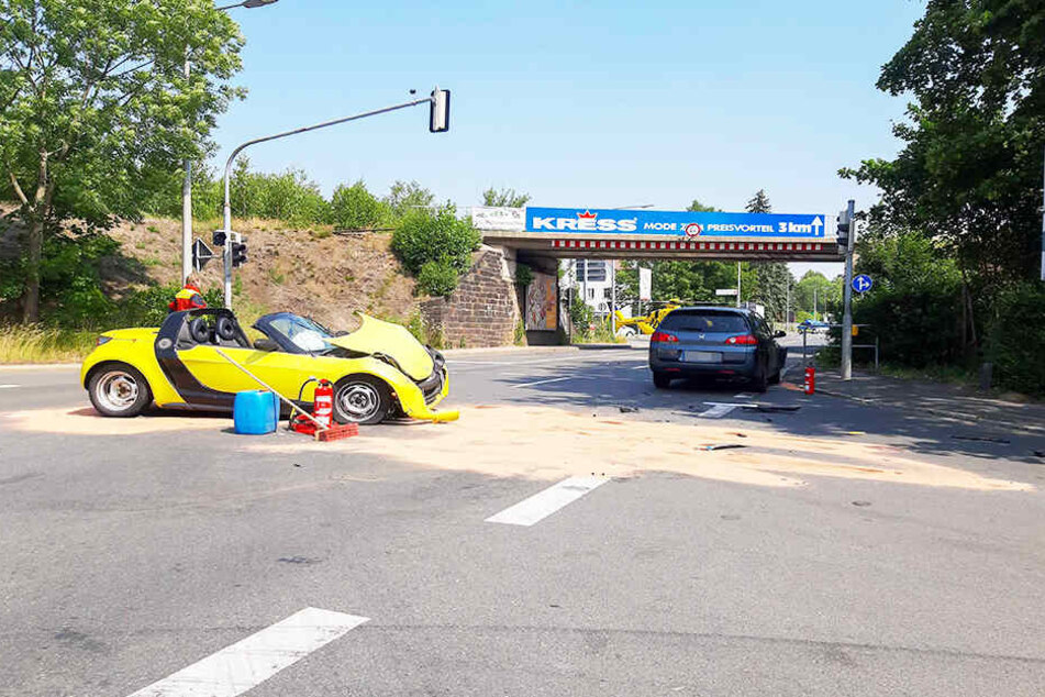 Die beiden Autowracks an der Unfallstelle.