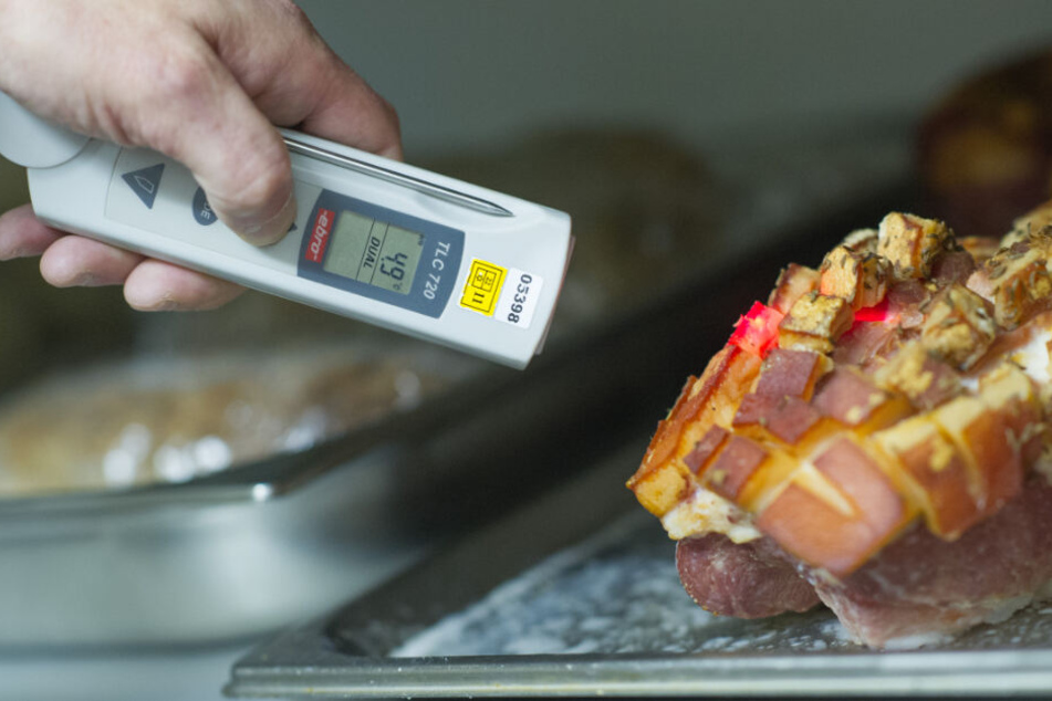 Lebensmittelkontrolle: Ein Kontrolleur prüft die Temperatur einer Fleischware. (Symbolbild)