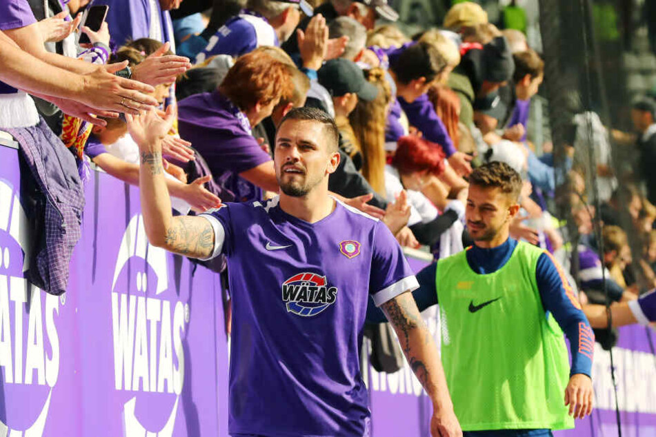 Pascal Testroet (vorn) klatscht mit den Auer Fans ab - dieses Bild gab es oft in dieser Saison.