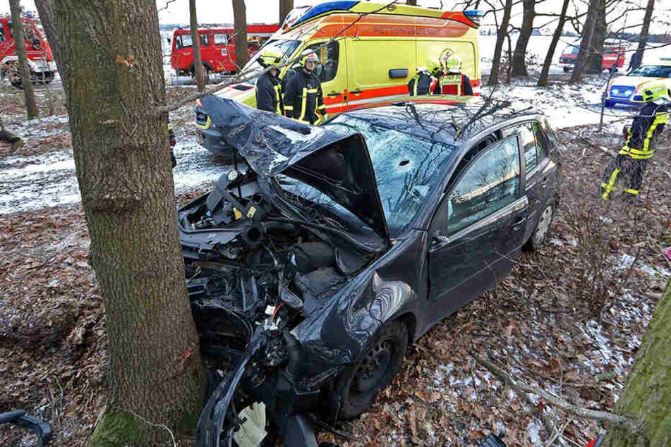 Der VW krachte frontal gegen einen Baum.