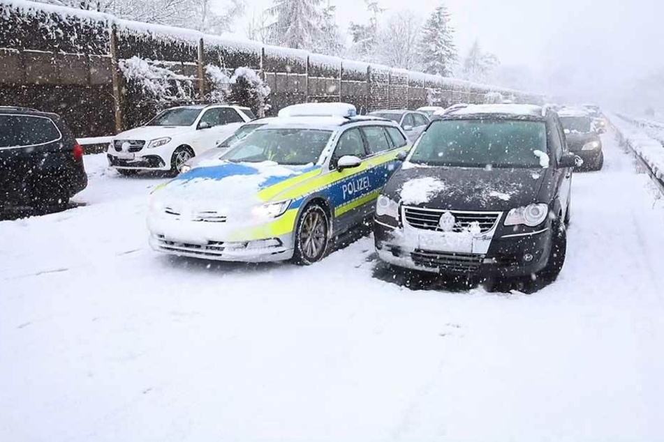 Wegen der querstehenden Laster bildete sich auf der A4 ein langer Stau.