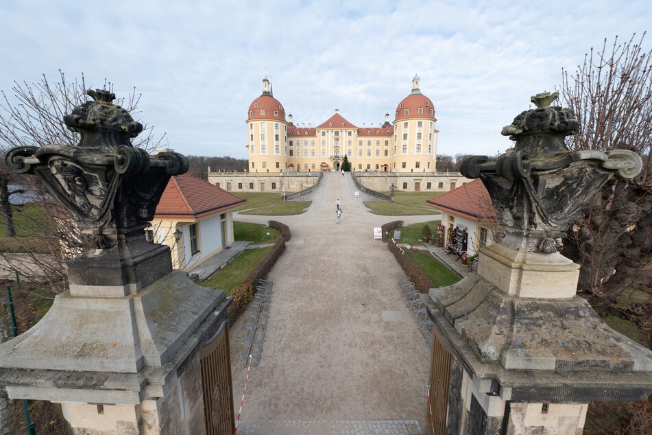Passanten gehen vor dem Schloss Moritzburg entlang. Hier finden wie gewohnt die Ausstellungen zu Aschenbrödel statt.