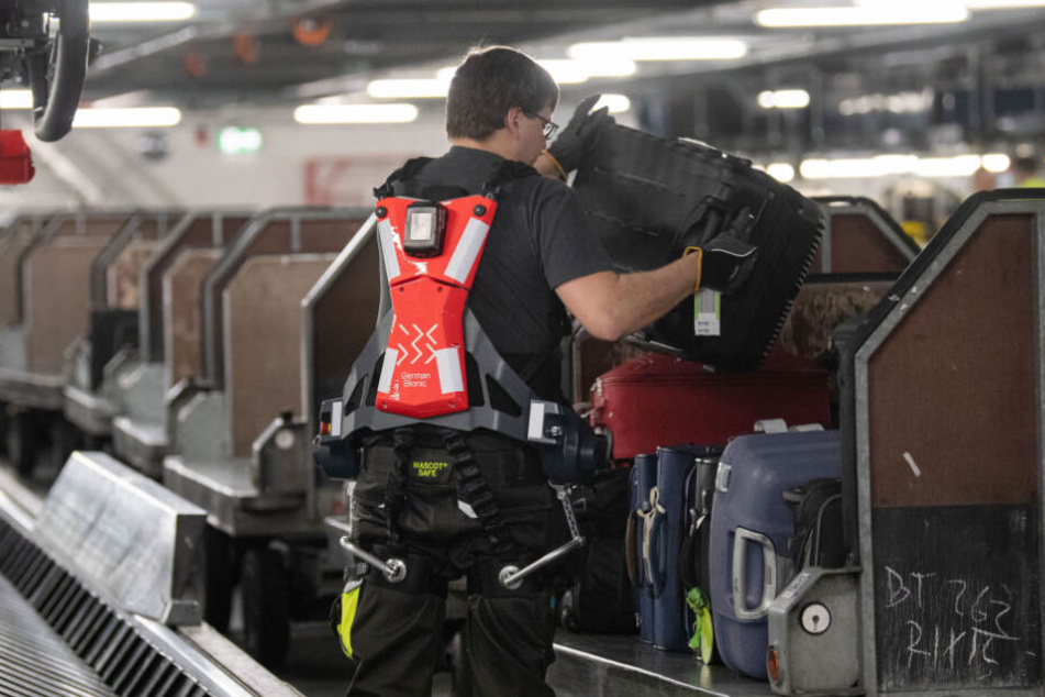 Ein Mitarbeiter des Stuttgarter Flughafens trägt eines der Exoskelette.