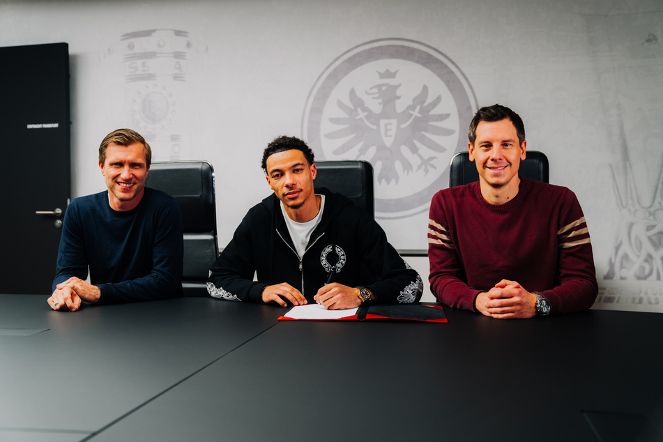 Am Deadline Day sicherte sich die Eintracht um Sportvorstand Markus Krösche (43, l.) und Sportdirektor Timmo Hardung (34, r.) die Dienste von Hugo Ekitiké (21).