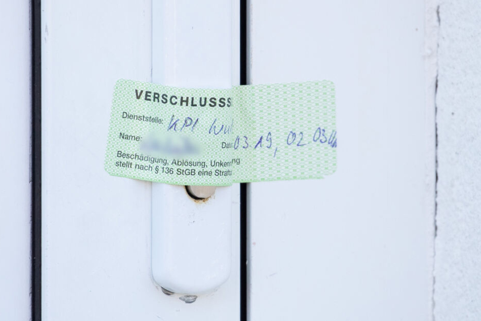 Kinderporno-Skandal in Würzburg: Die Polizei hat ein Verschlusssiegel an einem zuvor durchsuchten Wohnhaus angebracht.