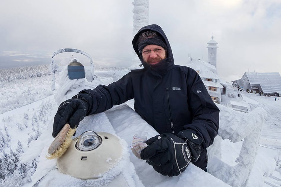 Gerd Franze (56) vor einem Instrument zur Wettermessung auf dem Fichtelberg