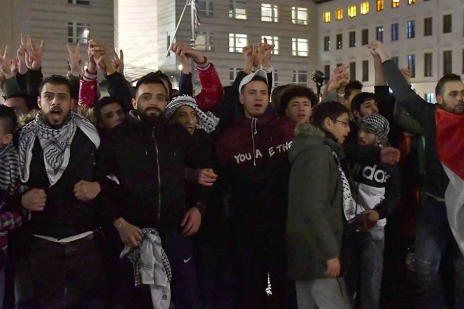 Etwa 1200 Menschen demonstrierten am Freitag auf dem Pariser Platz.