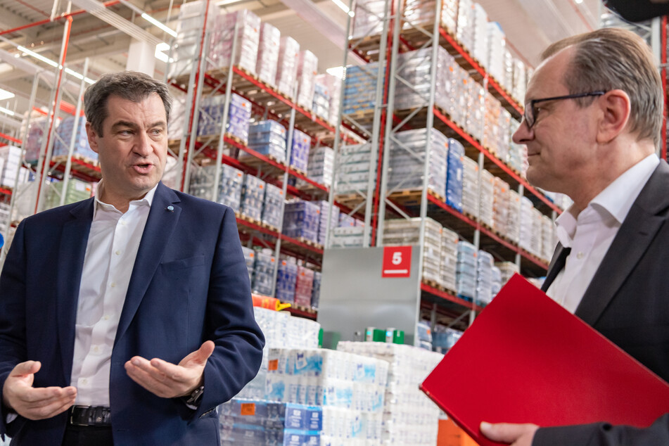 CSU-Chef Markus Söder hat sich im REWE-Süd Zentrallager selbst ein Bild gemacht.