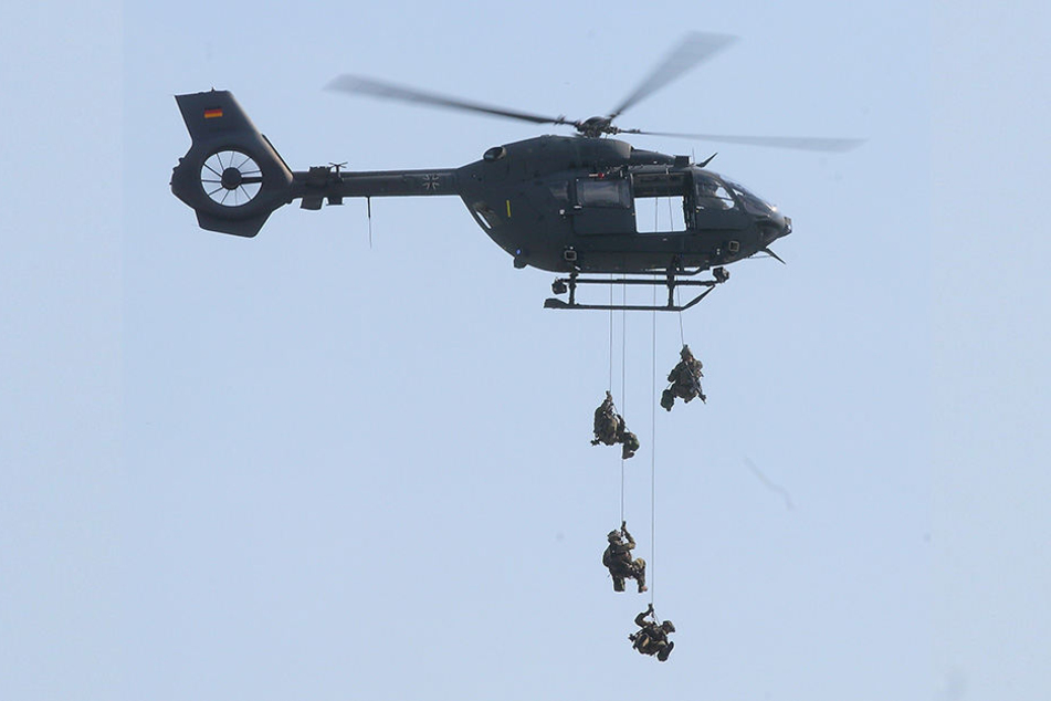 Der Abstieg aus dem Hubschrauber ist für das Kommando Spezialkräfte Routine.