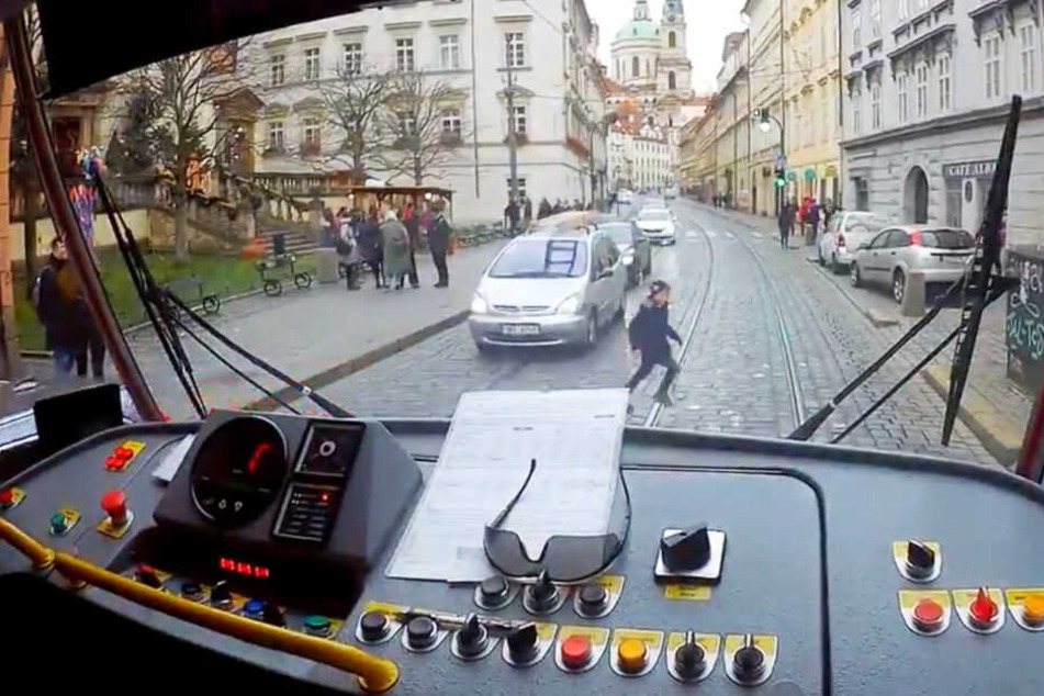 Als der Straßenbahnfahrer anhielt, rannte das Kind zum Fahrer und erklärte die Situation.