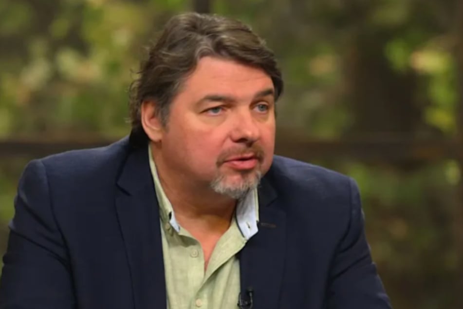 Händler Daniel Meyer (52) ersteigert die Statue für 9500 Euro, hat aber nicht genug Bargeld dabei.