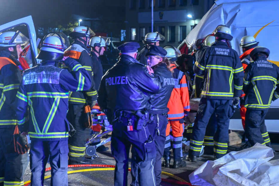 Rettungskräfte befreien den verletzten Mann aus dem Transporter.