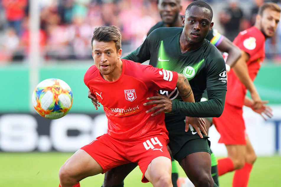 Patrick Göbel (l.) belebt das HFC-Spiel mit seiner Dynamik und Schusstechnik. Hier behauptet er sich im DFB-Pokal gegen Wolfsburgs Jérôme Roussillon.