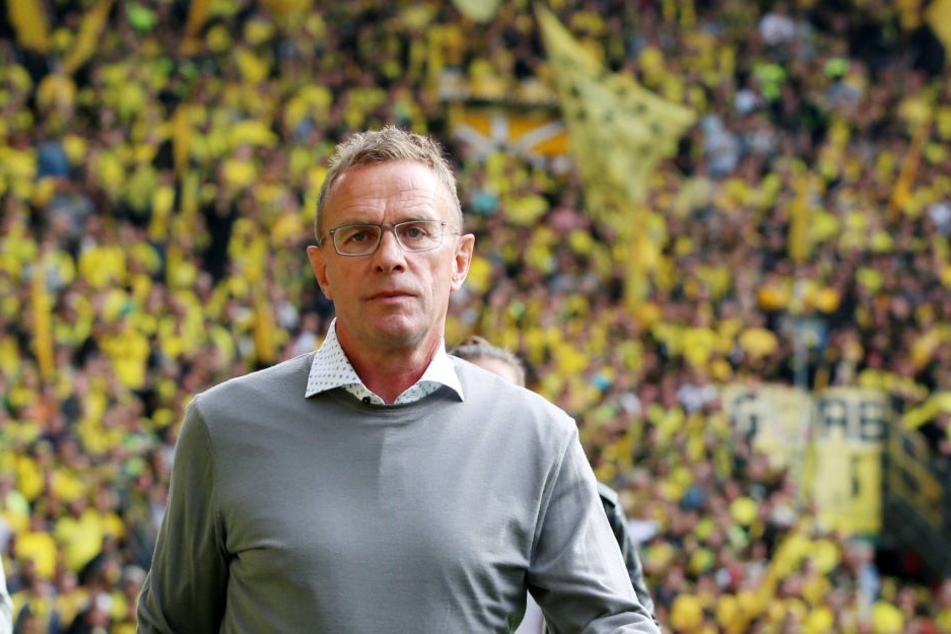 Zufriedenheit sieht irgendwie anders aus: Trainer Ralf Rangnick konnte seine miese Stimmung nach der 1:4-Klatsche schlecht verbergen.